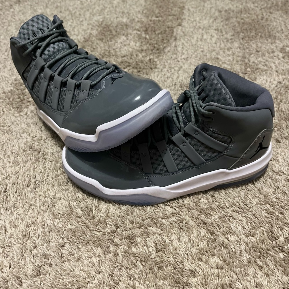 Nike Air Jordan Max Aura Cool Grey 11